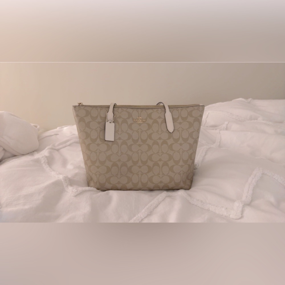 Coach Zip Top Tote In Signature Canvas Gold/Light Khaki Chalk